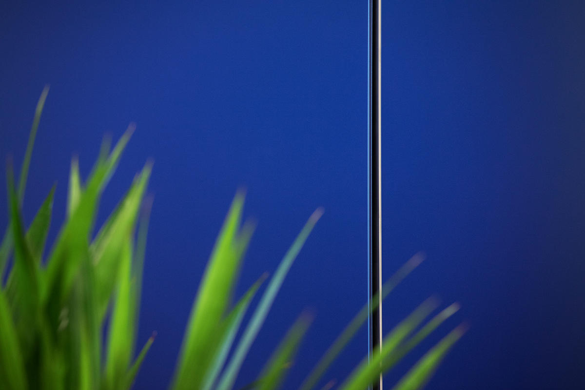 FSRT652 Деталь системы выравнивания стен с панелями из вивихромного хромового стекла с прослойкой индивидуального цвета, показанная в конфигурации отражения с отделкой pearlex + Forms-surfaces  - Вид №19