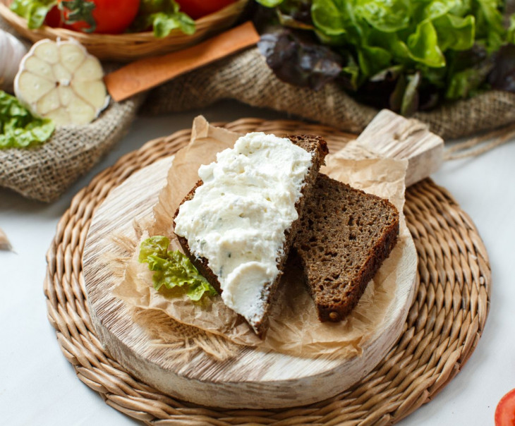 566 Крем творожный с чесноком и зеленью 9% Вкусляндия  - Вид №1