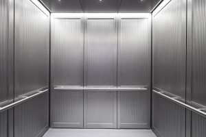 FSRT842 Интерьер лифта Levelc-2000n со вставными панелями из нержавеющей стали с алмазной отделкой и оттискным рисунком Далласа; стойки и рельсы из нержавеющей стали с алмазной отделкой; круглые поручни в северо-западном университете - 1201 дэвис, 1801 кл