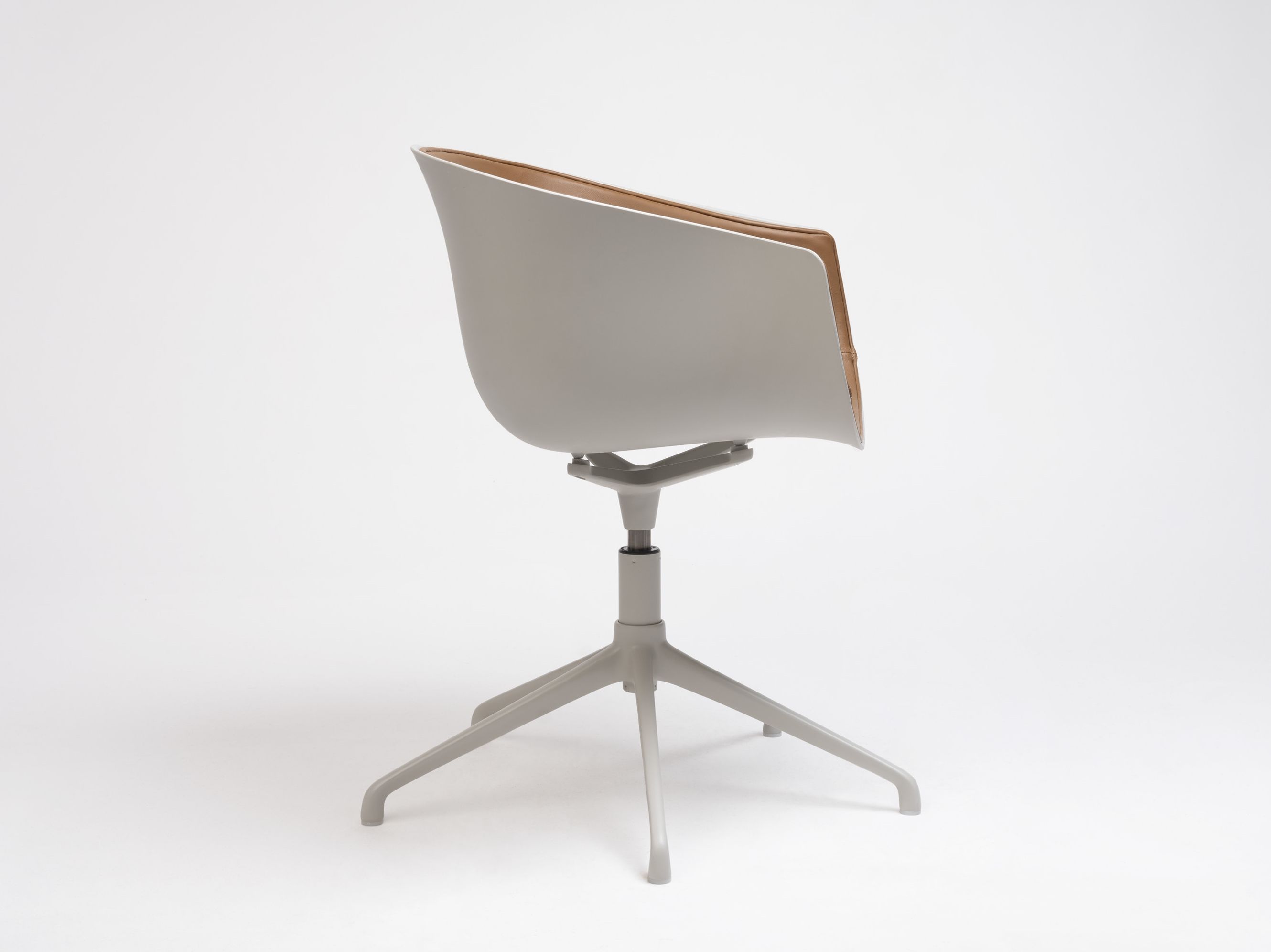 Кожаный поворотный стул с подлокотниками ONDARRETA Bai ARCH-00052025