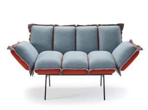 Тканевое кресло с подлокотниками