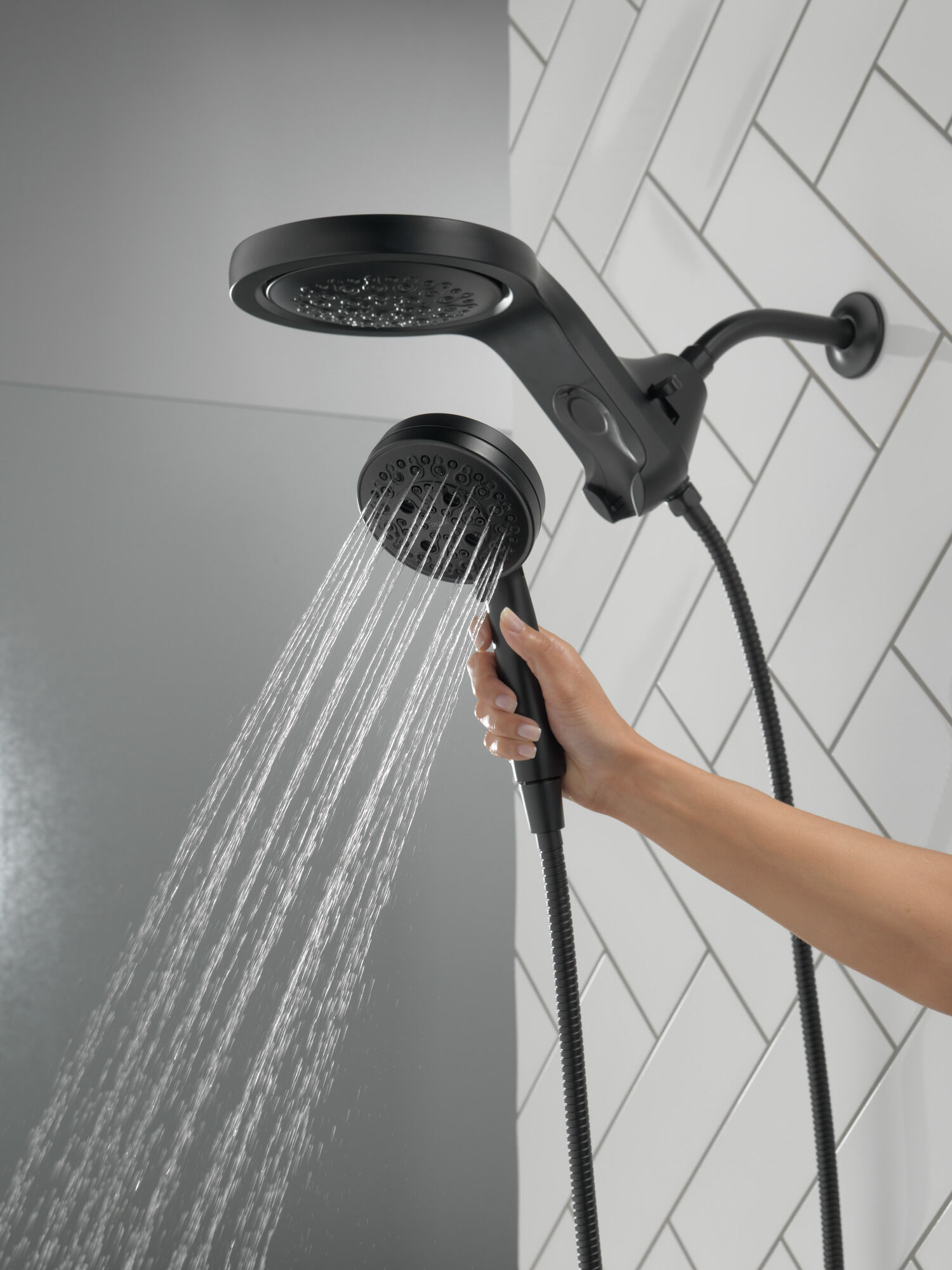 58680-BL HydroRain® H2Okinetic® 5-регулировочная душевая лейка два в одном Delta Faucet Universal Showering Матовый черный  - Вид №5