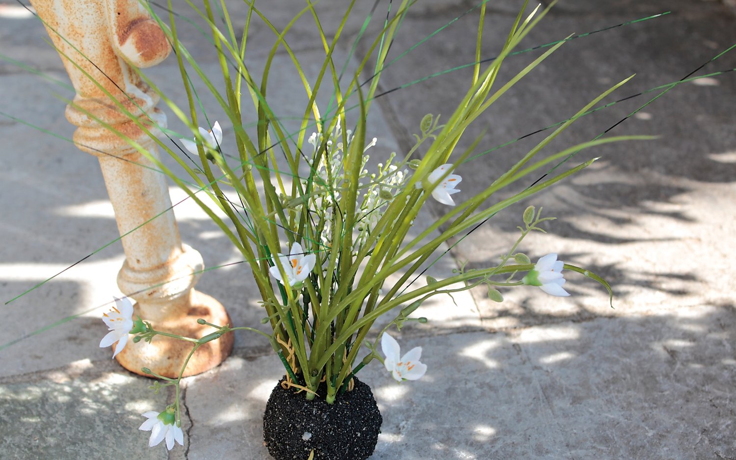 5104 778 a2 Искусственная трава с цветами в 'почве', 43 см, бежево-белая H-andreas 