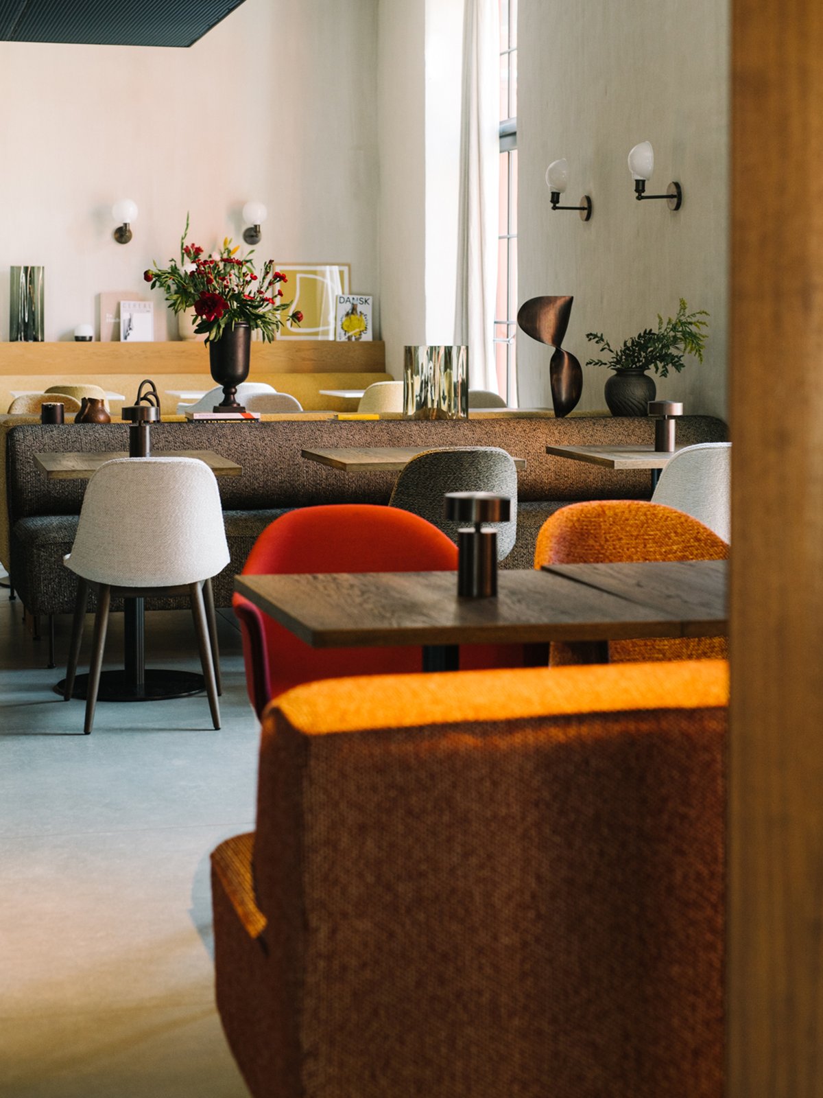 9395001-000A00ZZ MENU Боковой обеденный стул Harbour, деревянная основа, обитый Черный дуб | Чемпион - 035  - Вид №1