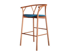 Высокий стул из массива дерева с подлокотниками