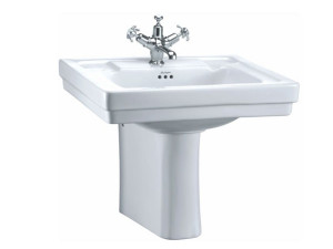 Прямоугольный умывальник из окна на полуколонне