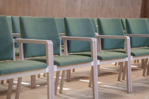 Штабелируемый стул для конференций из ткани с подлокотниками