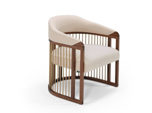 Тканевое кресло с подлокотниками