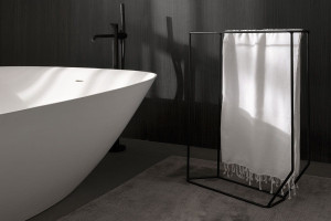 Овальная ванна в центре комнаты