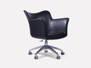 Кожаное вращающееся кресло с подлокотниками