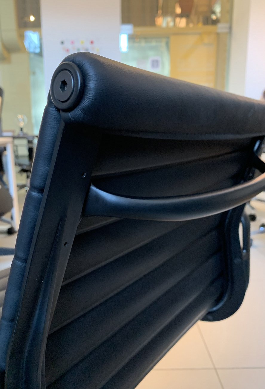 Кресло офисное черное с алюминиевыми подлокотниками Eames Style Ribbed Office Chair EA 117 SOHO DESIGN ДИЗАЙНЕРСКИЕ 00-3886261 Черный  - Вид №2