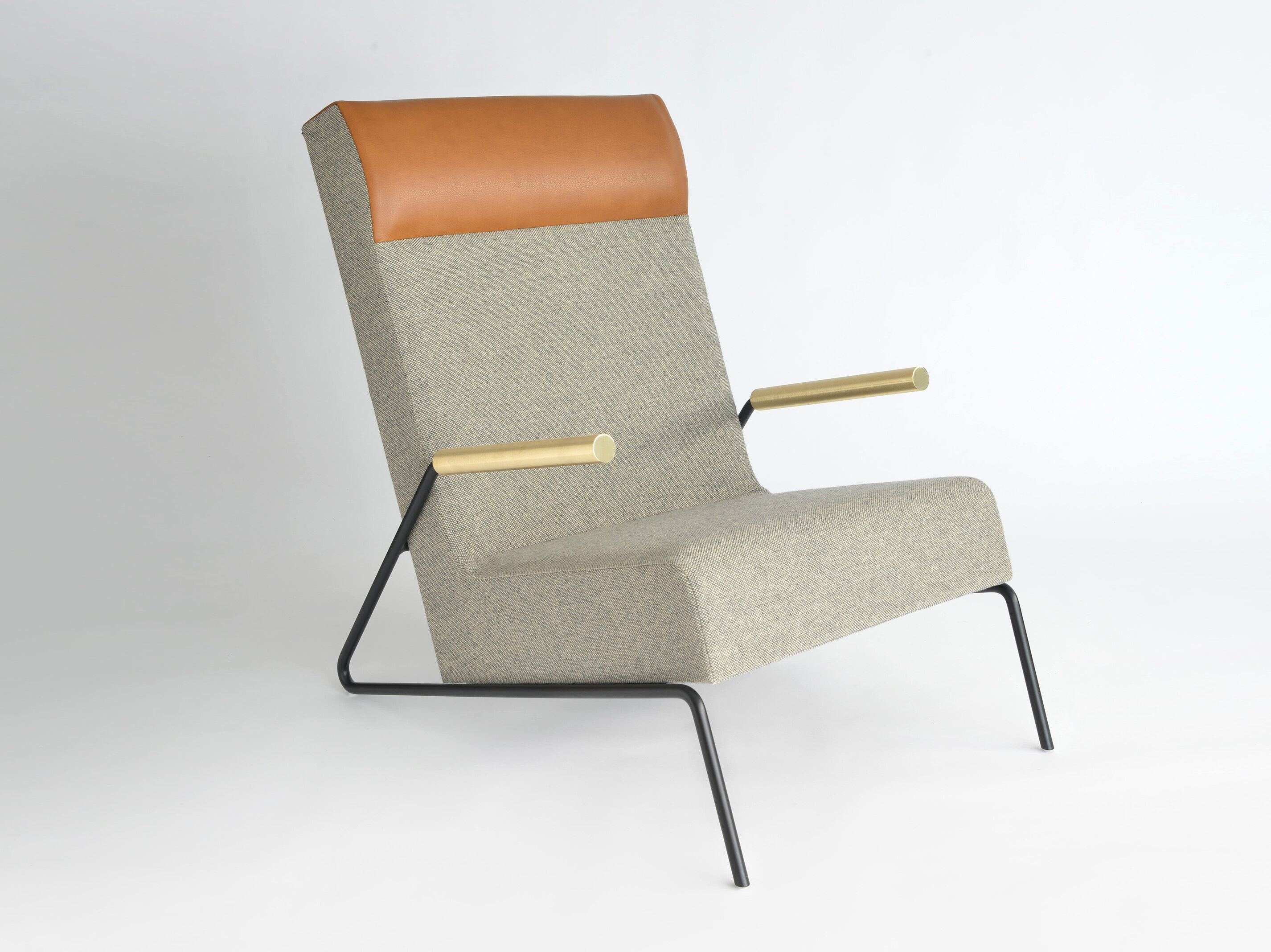 Тканевое кресло с подлокотниками Phase Design Kickstand ARCH-00131039