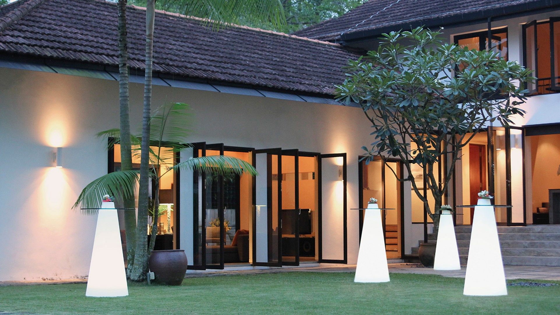 Высокий стол из полиэтилена для контракта SLIDE PEAK ARCH-00101759 - Вид №9