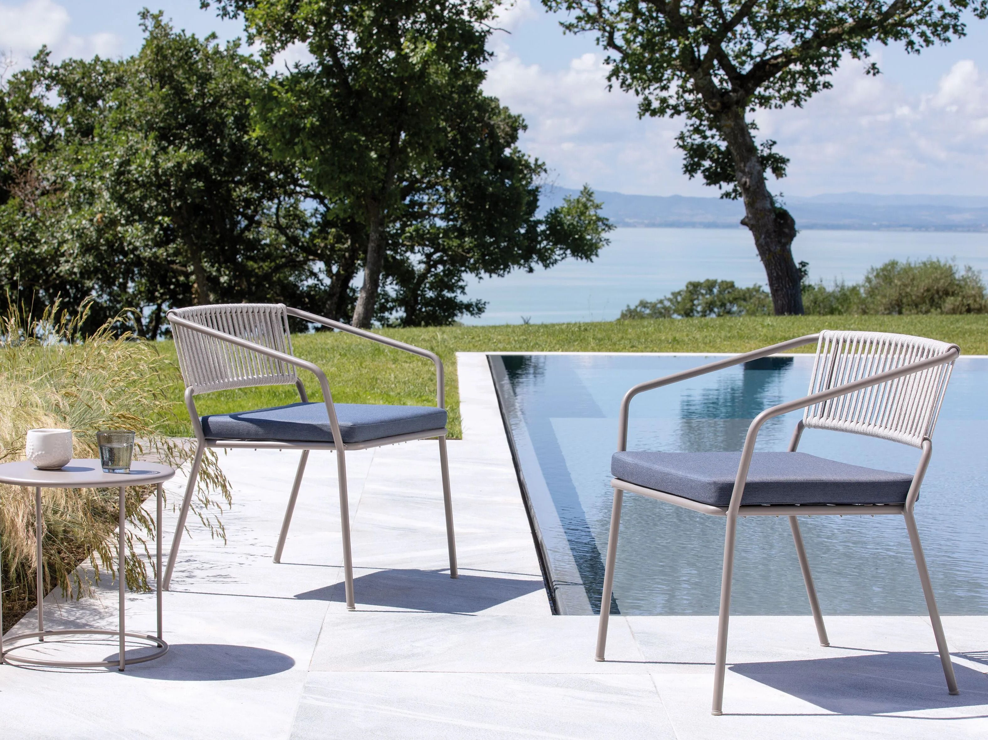 Металлический штабелируемый садовый стул с подлокотниками Vermobil ARCH-00090276 - Вид №6