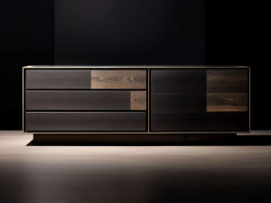 Деревянный шкаф с ящиками