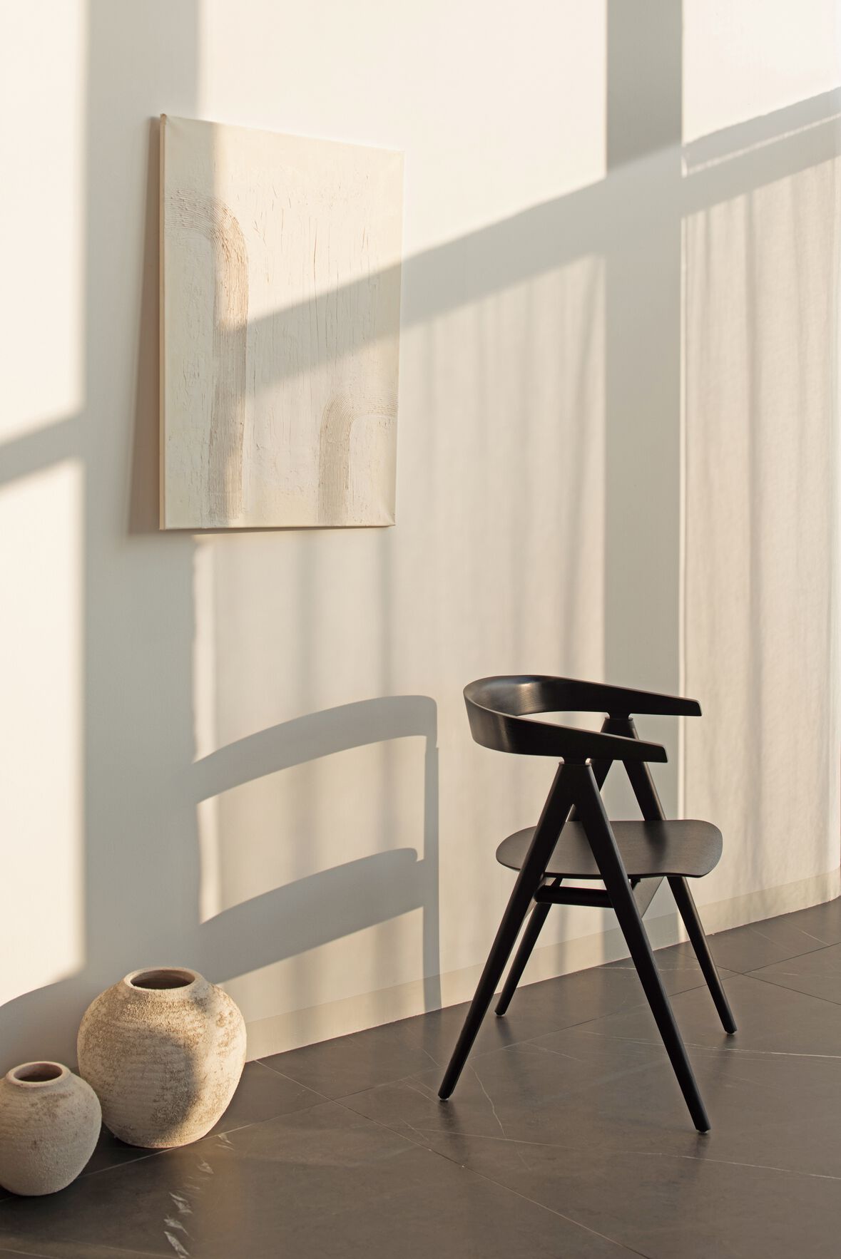 Дубовый стул с подлокотниками с открытой спинкой Gazzda Ava ARCH-00111958 - Вид №8