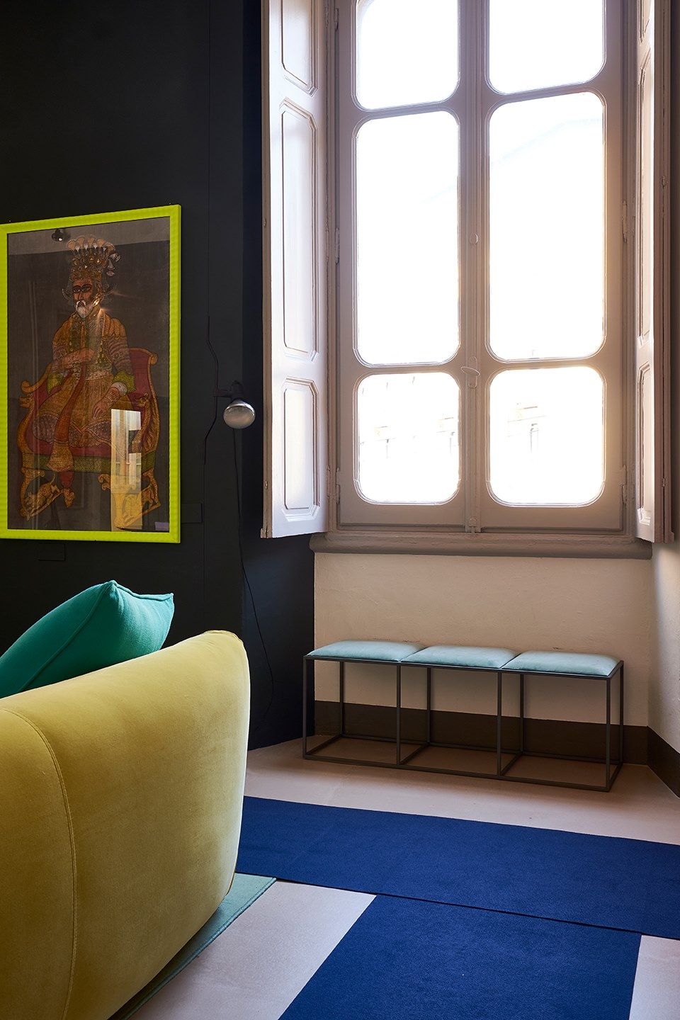 Стальная скамья с бархатным сиденьем EPÒNIMO Gotham ARCH-00099704 - Вид №4