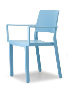 Стул из инженерного пластика с подлокотниками