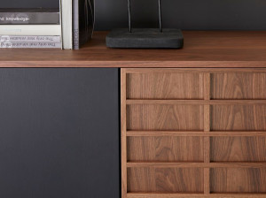 Деревянный шкаф с распашными дверями