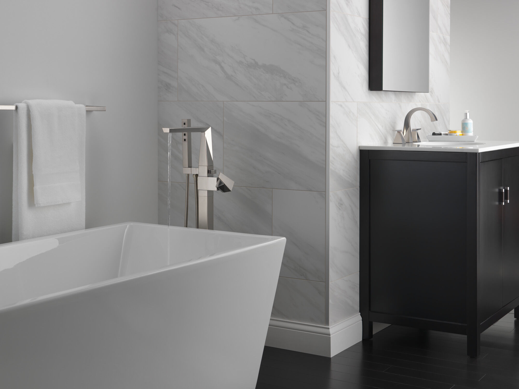 74330-SS 30-дюймовый полотенцесушитель Delta Faucet Trillian Нержавеющая сталь  - Вид №3