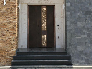 Бронированные двери с утопленной ручкой из керамики и латуни