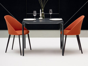 Стул с 4 деревянными ножками