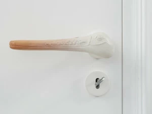 NJ Interiors Ручка вишневого цвета с накладкой Sculture funzionali Lib.lc