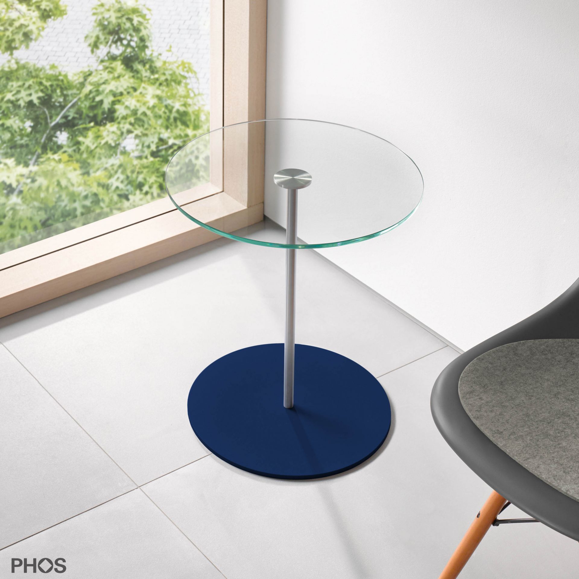 BT400G-BPB Приставной столик со стеклянной полкой, высота 40 см, основание: синее. PHOS 