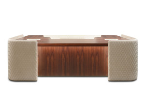 Деревянный исполнительный стол с системой кабельной втулки