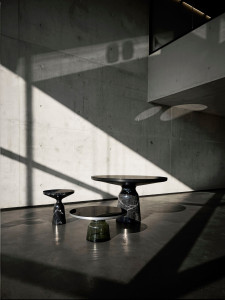 Круглый журнальный столик из алюминия и выдувного стекла