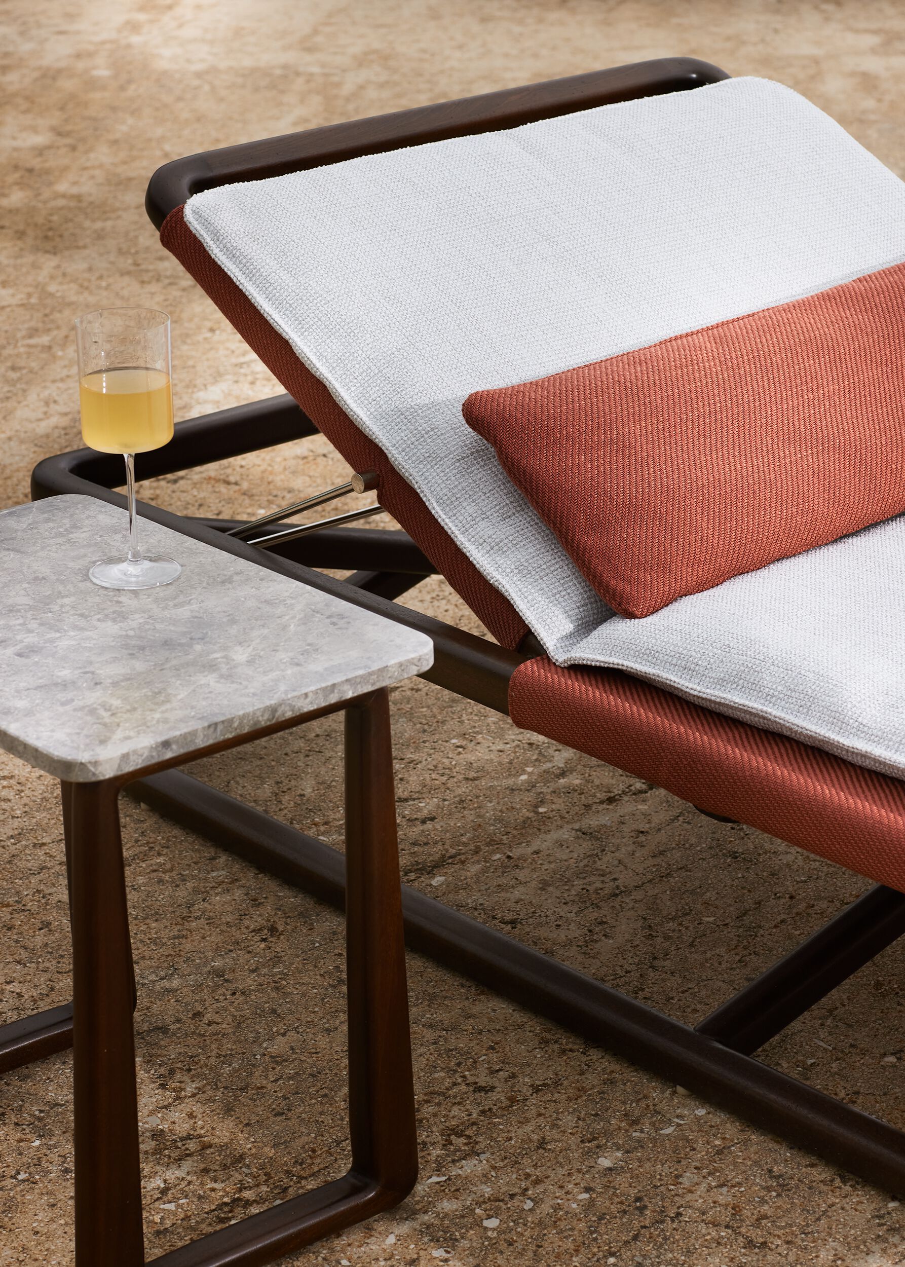 Высокий журнальный столик из красного дерева с мраморным верхом Exteta Loro Piana Interiors, Стулья Delight от Exteta ARCH-00107050 - Вид №13