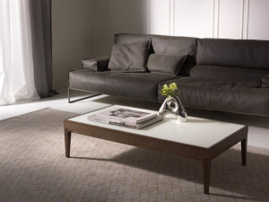 Низкий прямоугольный журнальный столик из массива дерева