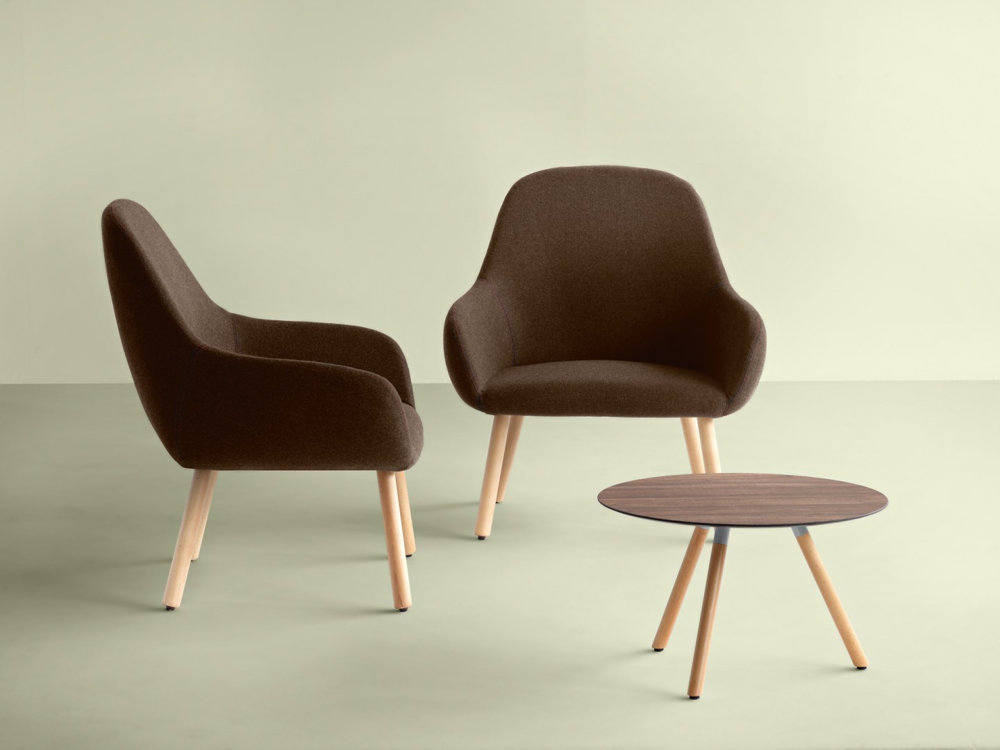 Myra 659 Кресло с четырьмя ножками на деревянной раме и тканевой обивкой. Выпускается из пенопласта с впрыском политуретана в соответствии с правилами пожарной безопасности Великобритании. Et al. Myra - Вид №7