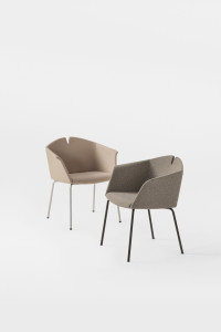 Кожаный стул с подлокотниками