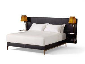 Кожаная двуспальная кровать