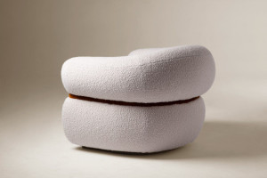 Кресло с подлокотниками