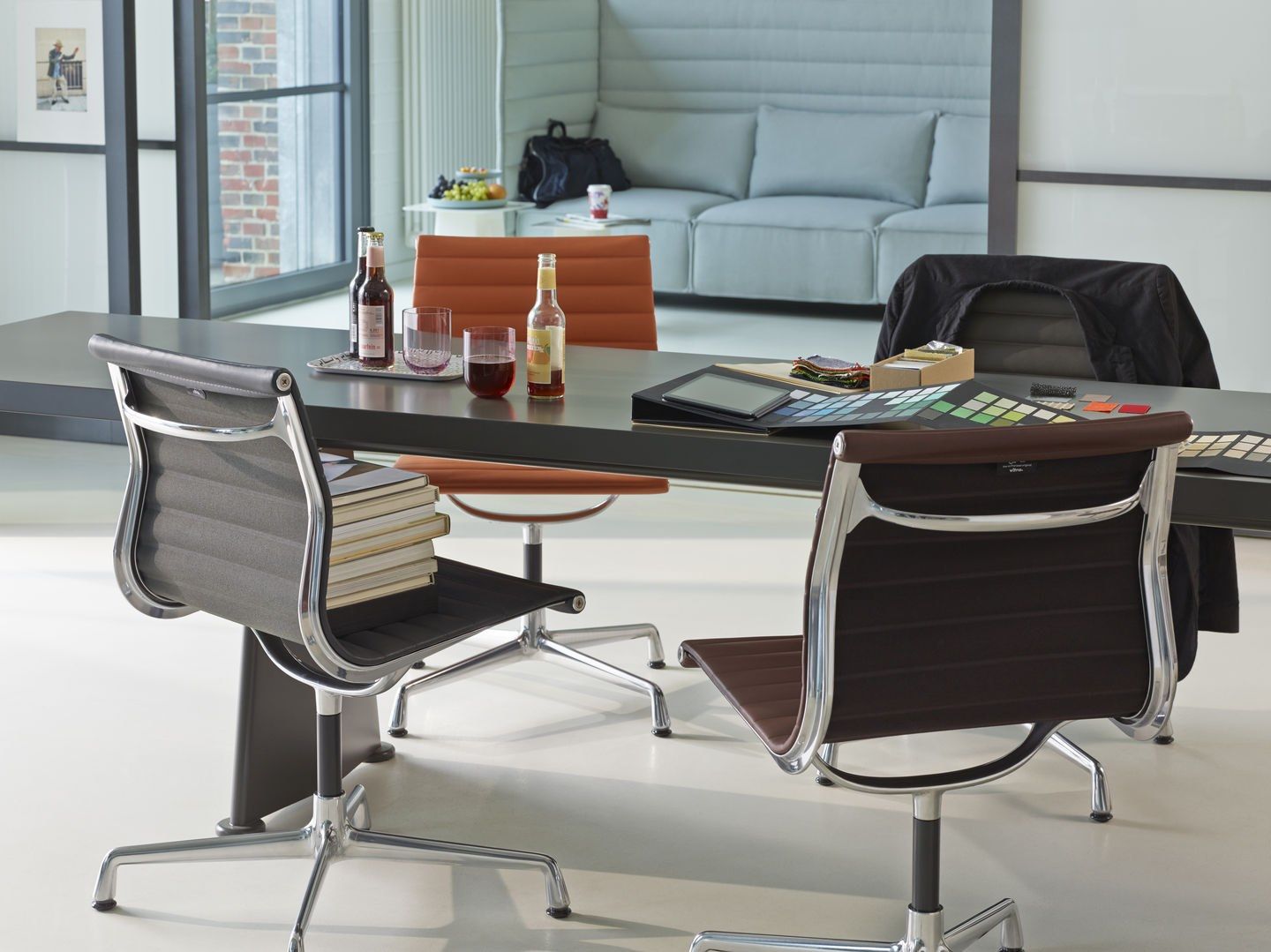 Тканевый стул с подлокотниками VITRA Eames Aluminium Group ARCH-00057694 - Вид №6