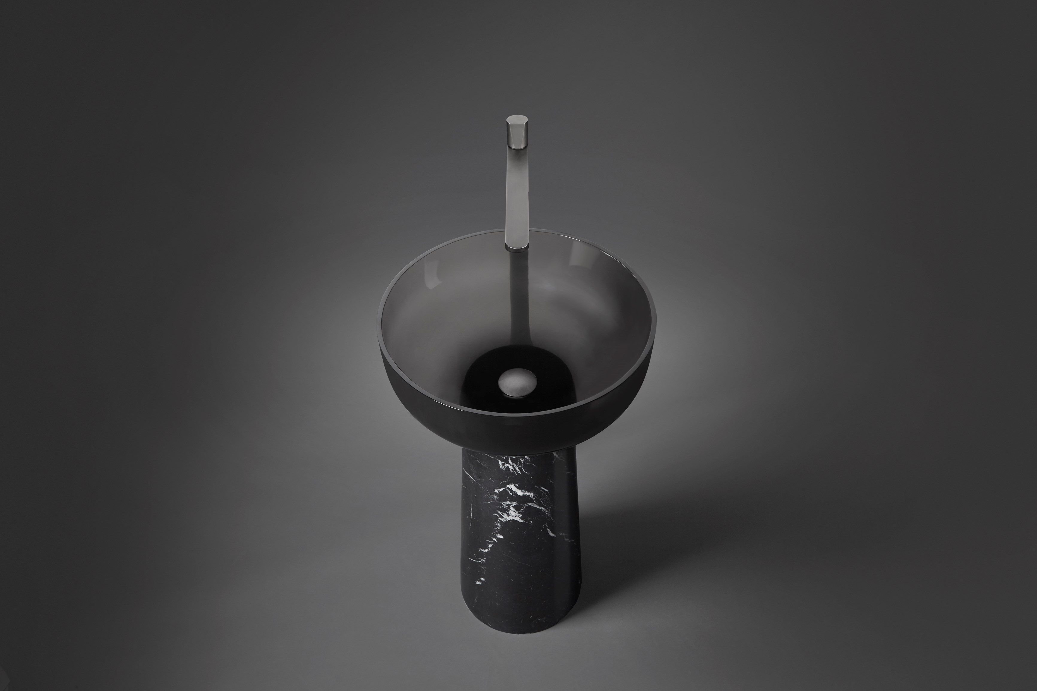 Круглый отдельно стоящий умывальник из черного мрамора Marquina Antoniolupi ALBUME10 + ALBUME21 ARCH-00047857 - Вид №1