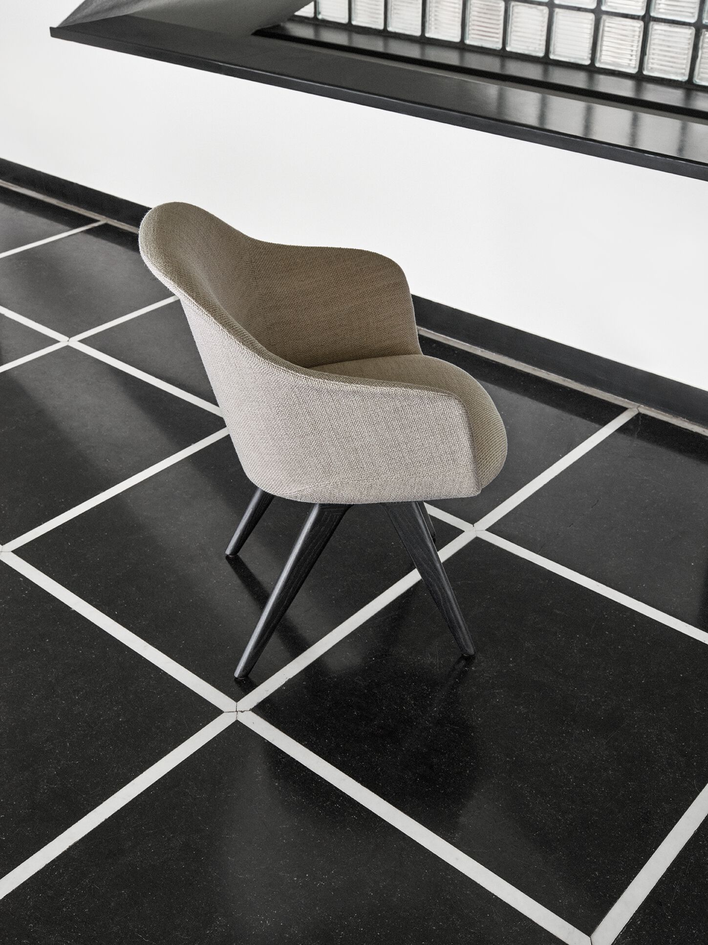 Мягкое тканевое кресло с подлокотниками Potocco Lyz ARCH-00102528 - Вид №1