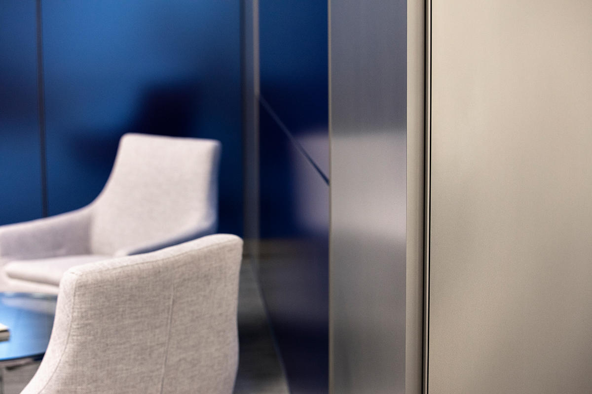 FSRT639 Система обшивки стен Levelr с панелями из стекла vivispectra vektr с индивидуальной прослойкой, показанной в конфигурации Reflective с отделкой pearlex + и открывающими ребрами из нержавеющей стали Forms-surfaces  - Вид №25