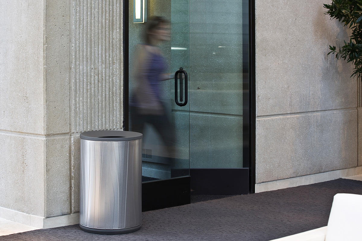 Универсальная емкость для мусора и утилизации, 24 галлона, верхнее отверстие, крышка с разделенным потоком, изображение «рециркуляция» на синем фоне, изображение «мусор» на сером фоне, корпус из нержавеющей стали с сатинированной отделкой и рисунком в вид Forms-surfaces FRMR190 - Вид №12