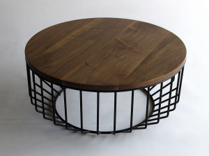 Круглый журнальный столик из массива дерева