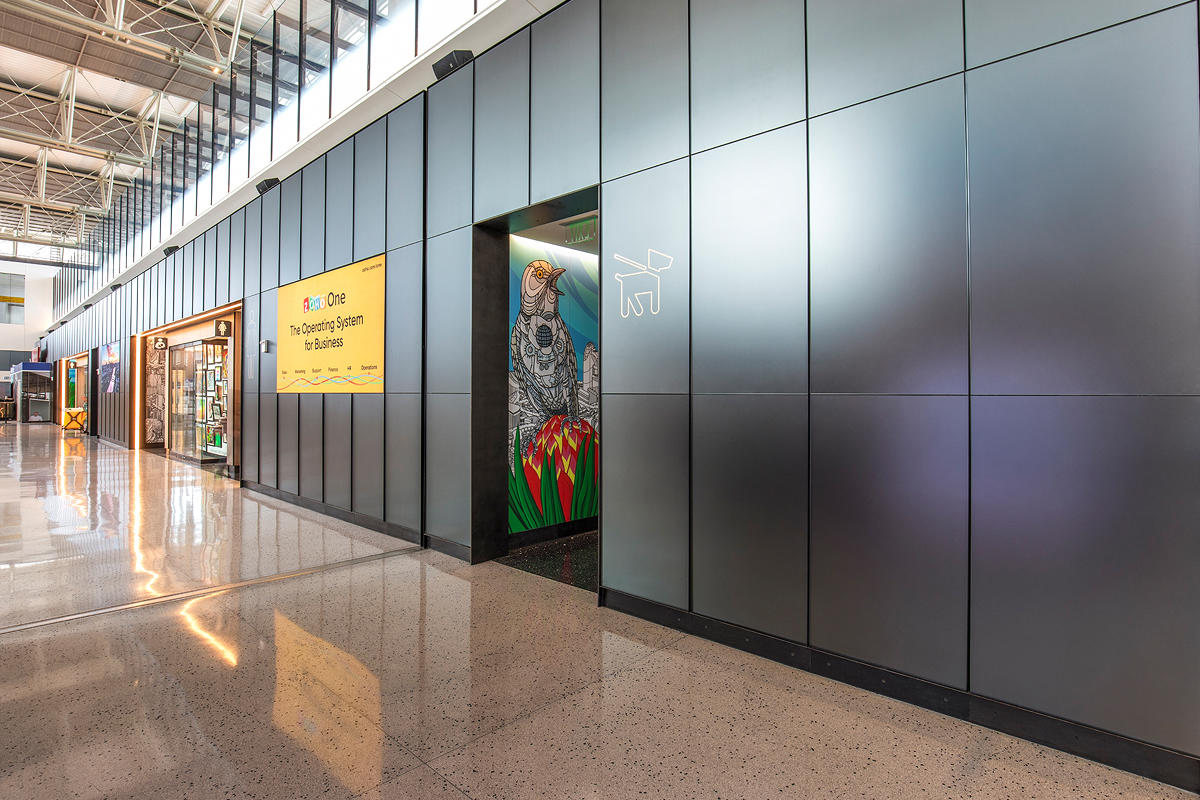 FSRT645 Система обшивки стен Levelr с панелями из вивихромного хромового стекла с прослойкой индивидуального цвета, показанная в конфигурации «отражающий» с отделкой pearlex +, нержавеющая сталь с отделкой «горный хрусталь» и открывающиеся ребра из нержав Forms-surfaces  - Вид №8