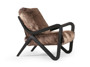 Меховое кресло с подлокотниками