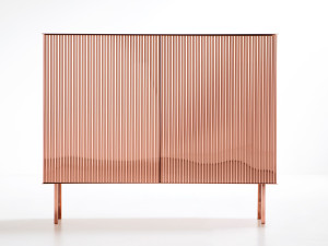 Металлический шкаф с распашными дверцами