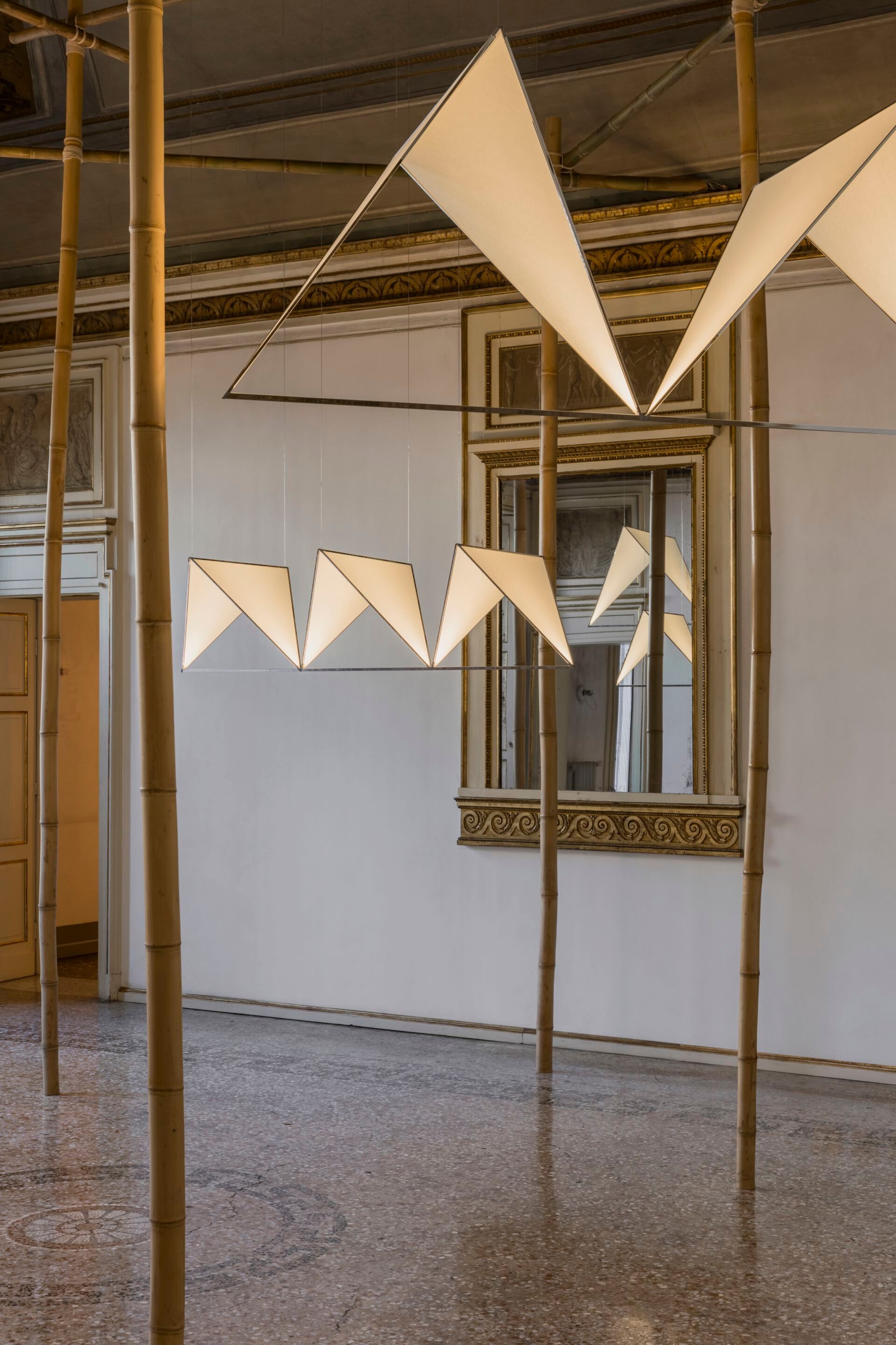 Бумажный светодиодный подвесной светильник Michael Anastassiades CYGNET ARCH-00108230 - Вид №6