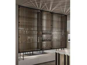 Деревянный шкаф со встроенным освещением