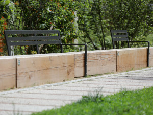 Деревянная скамья со спинкой