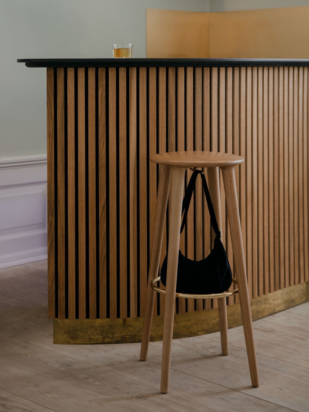 Высокий дубовый барный стул с подставкой для ног UMAGE светская львица ARCH-00042910 - Вид №6