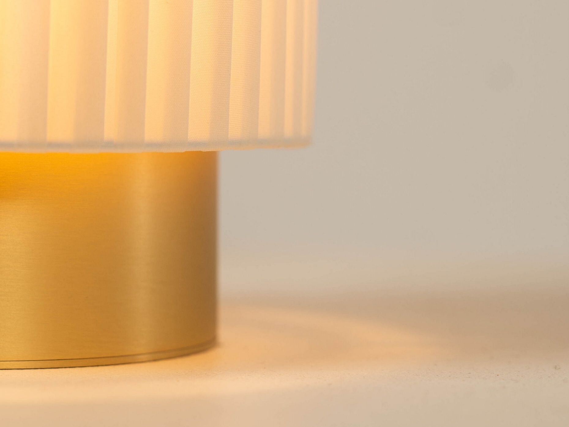 Латунная светодиодная настольная лампа CVL Luminaires RUBAN ARCH-00025191 - Вид №2